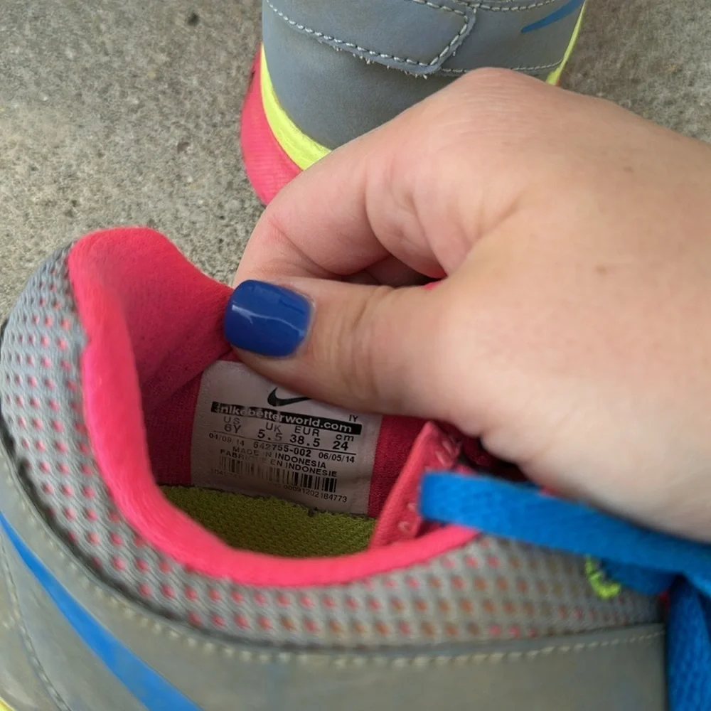 Nike sneakers size 6 youth girls